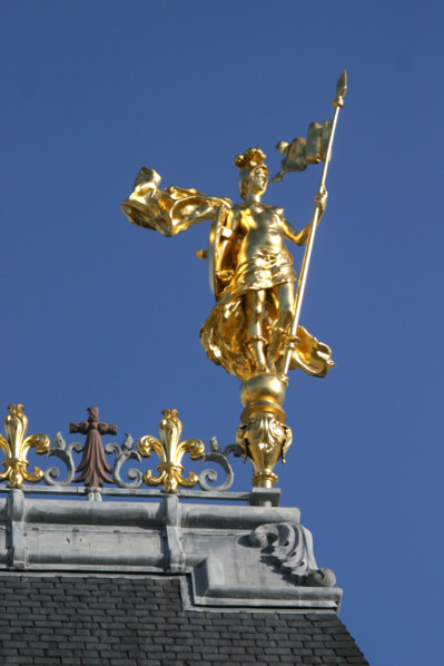 France, Bretagne, Ille et Vilaine, rennes, place du parlement de Bretagne, detail parlement, personnage dore, galerie du toit,