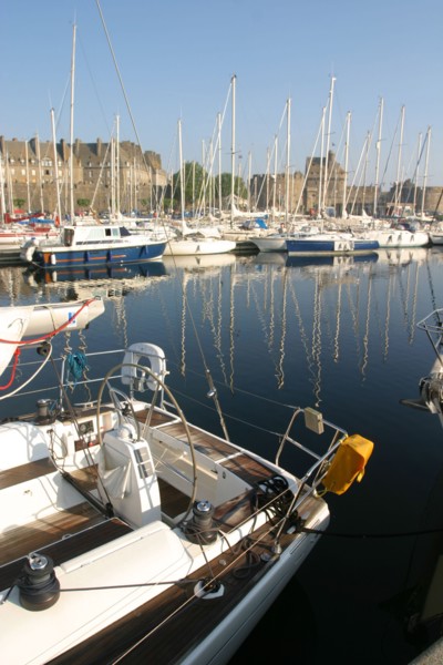 France, Bretagne, Ille et Vilaine, Saint-Malo, le port de plaisance, les remparts et la ville intra muros, vauban, voiliers, bateaux, pontons, quai,