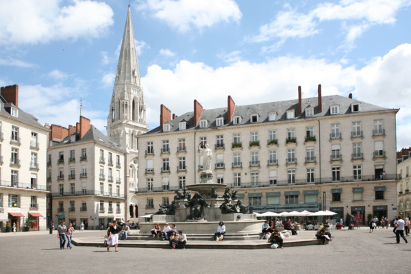 France, pays de loire, loire atlantique, Nantes, centre ville, place royale, immeubles, statue, fontaine monumentale,