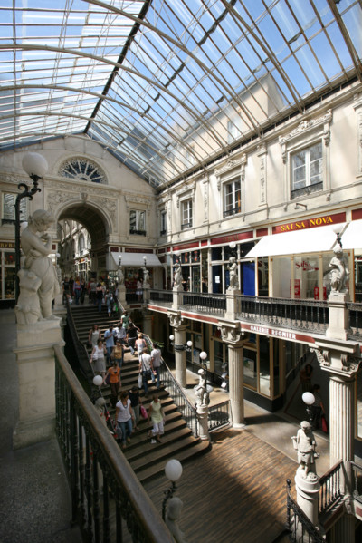 France, pays de loire, loire atlantique, Nantes, passage pommeraye, lieu de tournage du film lola de Jacques demy, escalier, galerie commercante, boutiques, verriere, statues, sculptures, balcons, eta...