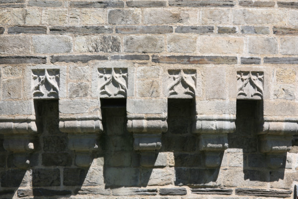 France, pays de loire, loire atlantique, Nantes, chateau des ducs de Bretagne, douves, remparts, detail machicoulis, motifs en ogive, remparts
