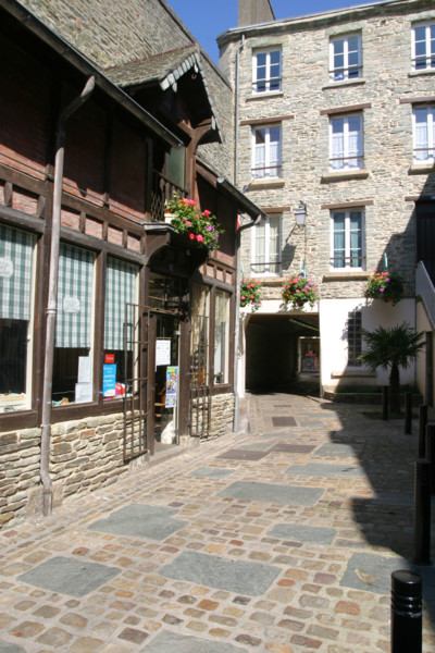 France, Basse Normandie, Manche, Cotentin, Cherbourg, vieux Cherbourg, cour Marie, paves, habitat,