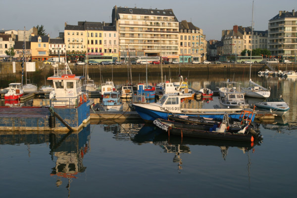 France, Basse Normandie, Manche, Cotentin, Cherbourg, ambiance chalutiers et goelands, port de peche, retour de peche,