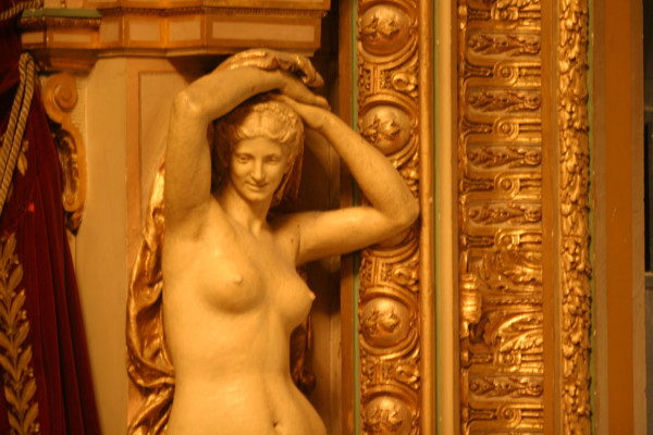 France, Basse Normandie, Manche, Cotentin, Cherbourg, theatre, a l'italienne, architecte Charles Lalande disciple de Garnier, salle, sieges, decoration, loge, detail cariatide, sculpture,