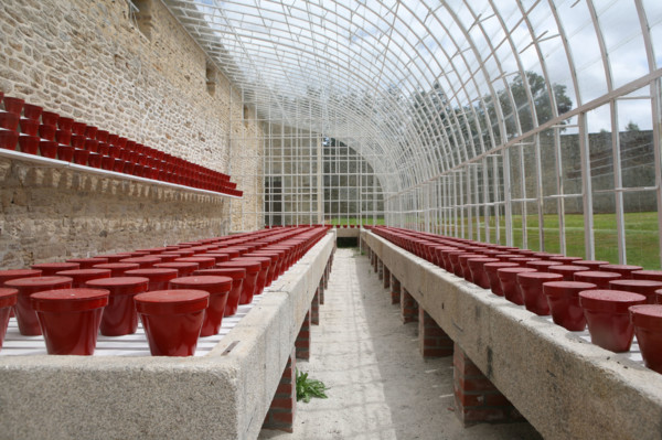 France, Bretagne, Morbihan, bignan, centre d'art du domaine de kerguhennec, installation de pots de jean pierre raynaud, anciennes serres,