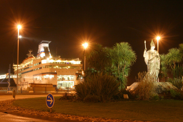 France, Basse Normandie, Manche, Cotentin, Cherbourg, port de commerce, depart de ferry de nuit
le Bretagne de Brittany ferries
rond point Minerve