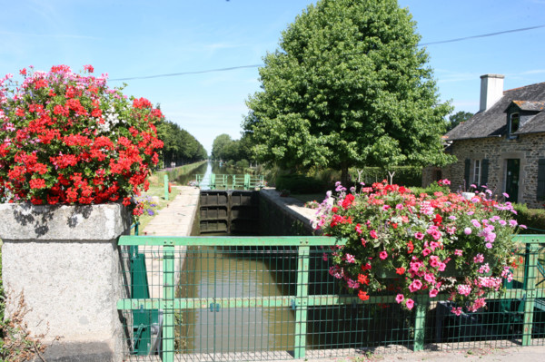 France, Bretagne, Morbihan, malestroit, village, canal de nantes a brest, ecluses, fleurs, geraniums,