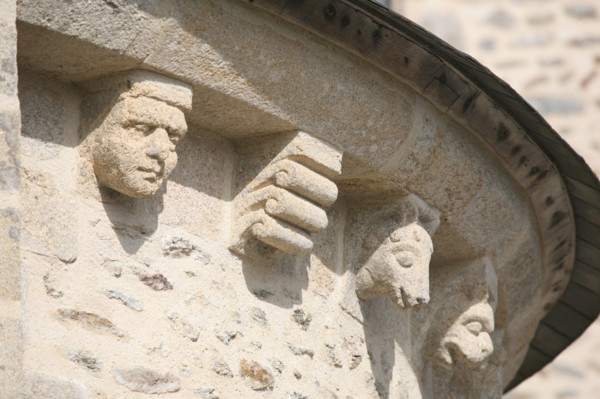 France, Bretagne, Morbihan, golfe du Morbihan, presqu'ile de rhuys, chevet roman de l'eglise abbatiale de saint gildas de rhuys, detail figures sculptees,