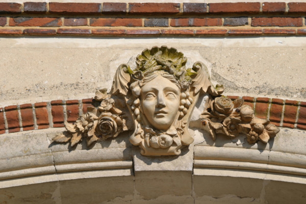France, Basse Normandie, orne, perche, moulicent, manoir, detail mascaron en facade,