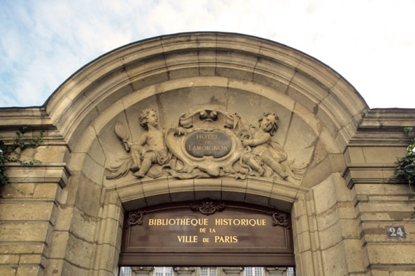 France, Paris 4e, le marais, rue pavee, hotel de lamoignon, bibliotheque historique de la ville de Paris BHVP, hotel particulier, facade sur cour, portail, detail tympan,