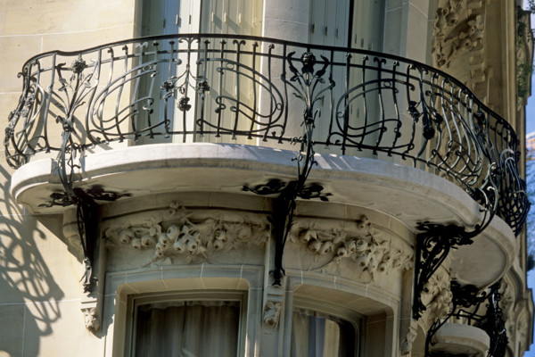 Building 23 avenue de Messine in Paris (detail)