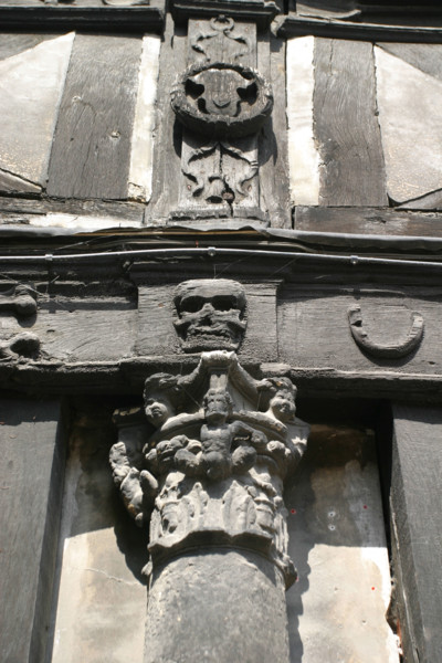 France, Haute Normandie, Seine Maritime, Rouen, maisons a pans de bois, colombages, rue Martainville, aitre saint maclou, figures macabres, cimetiere des pestiferes, ossuaire, tete de mort, ossements,