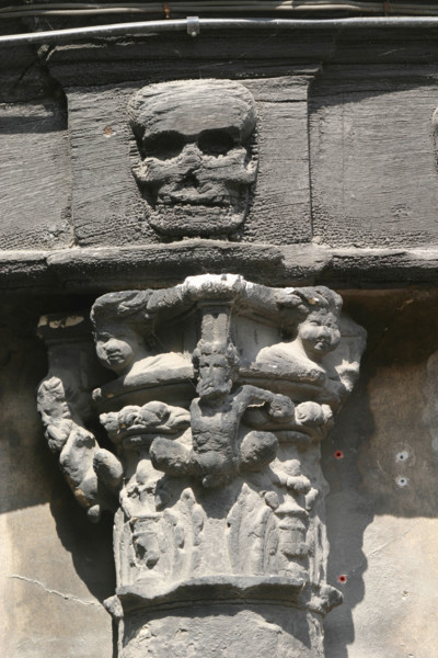 France, Haute Normandie, Seine Maritime, Rouen, maisons a pans de bois, colombages, rue Martainville, aitre saint maclou, figures macabres, cimetiere des pestiferes, ossuaire, tete de mort, ossements,