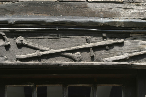 France, Haute Normandie, Seine Maritime, Rouen, maisons a pans de bois, colombages, rue Martainville, aitre saint maclou, figures macabres, cimetiere des pestiferes, ossuaire, tete de mort, ossements,