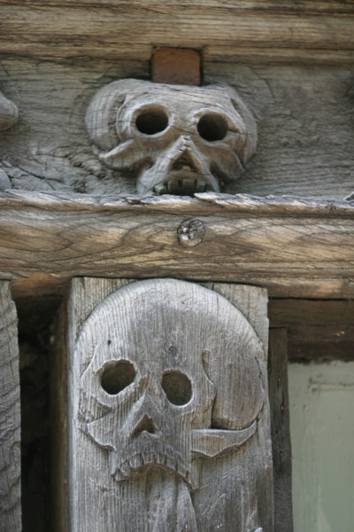 France, Haute Normandie, Seine Maritime, Rouen, maisons a pans de bois, colombages, rue Martainville, aitre saint maclou, figures macabres, cimetiere des pestiferes, ossuaire, tete de mort, ossements,