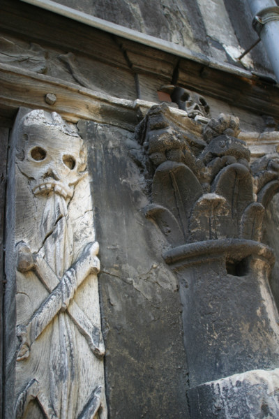 France, Haute Normandie, Seine Maritime, Rouen, maisons a pans de bois, colombages, rue Martainville, aitre saint maclou, figures macabres, cimetiere des pestiferes, ossuaire, tete de mort, ossements,
