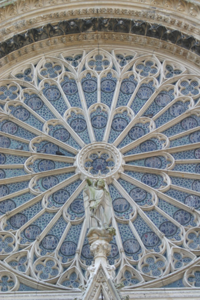 France, Haute Normandie, Seine Maritime, Rouen, art gothique, cathedrale notre dame, rosace au dessus du portail des libraires, statue,
