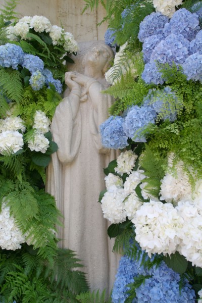 France, Haute Normandie, Seine Maritime, Rouen, Place du vieux Marche, eglise Sainte-Jeanne-d'Arc, fleurs bleues et blanches, hortensias, fougeres, commemoration, sculpture, statue, pucelle d'Orleans,...