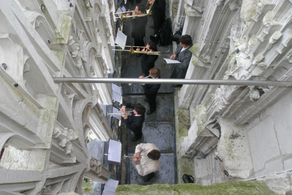 France, Haute Normandie, Seine Maritime, Rouen, cathedrale Notre-Dame, fetes jeanne d'arc 2005, cuivres de Rouen jouant a la galerie des rois, musciens, cuivres,