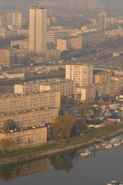 France, Haute Normandie, Seine Maritime, Rouen, rive gauche, ile Lacroix, vue depuis la cote sainte catherine, panorama, la Seine, bateaux, immeubles, logements, habitat, 
tour des archives, conseil g...