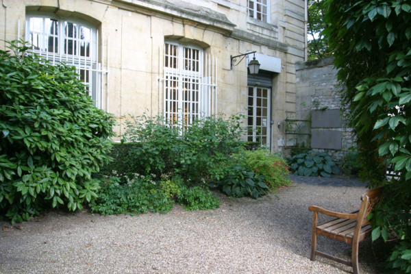 France, Haute Normandie, Seine Maritime, Rouen, musee Flaubert et d'histoire de la medecine, CHU hopitaux de Rouen. jardin, bancs,