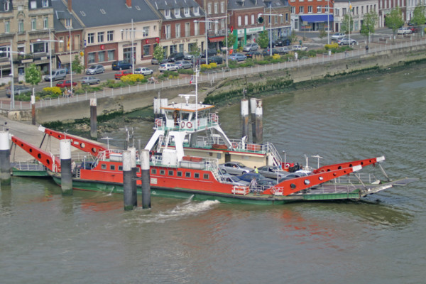 France, Haute Normandie, Seine Maritime, bac de duclair remplacant, depuis la passerelle d'un cargo, la Seine,