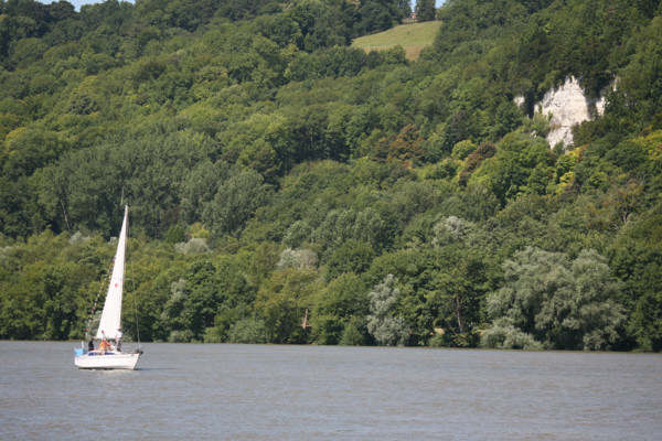 France, Haute Normandie, Seine Maritime, vallee de la Seine, caudebec en caux, vue depuis la rive d'en face, voilier, coteau, falaise,