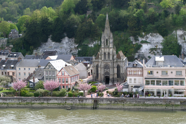 France, Haute Normandie, Seine Maritime, vallee de la Seine, la bouille, eglise, maisons, rive du fleuve,