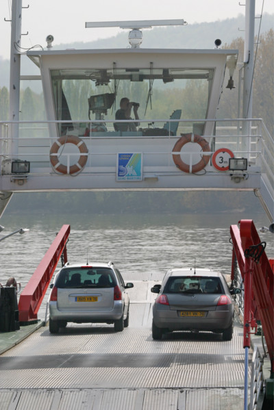 France, Haute Normandie, Seine Maritime, vallee de la Seine, environs de jumieges, bac, traversee du fleuve, vehicules, transbordement,