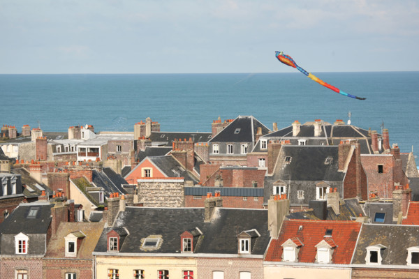 France, Haute Normandie, Seine Maritime, Dieppe, au dessus des toits, mer, festival des cerfs volants 2008,