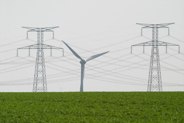 France, Haute Normandie, Seine Maritime, pays de Caux, Penly, pylones, lignes haute tension au depart de la centrale electronucleaire de Penly, eoliennes, energie, environnement, developpement durable...