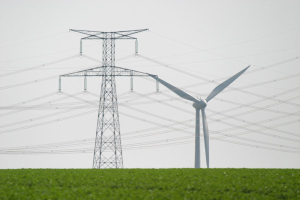 France, Haute Normandie, Seine Maritime, pays de Caux, Penly, pylones, lignes haute tension au depart de la centrale electronucleaire de Penly, eoliennes, energie, environnement, developpement durable...