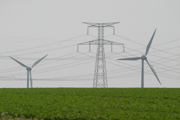 France, Haute Normandie, Seine Maritime, pays de Caux, Penly, pylones, lignes haute tension au depart de la centrale electronucleaire de Penly, eoliennes, energie, environnement, developpement durable...