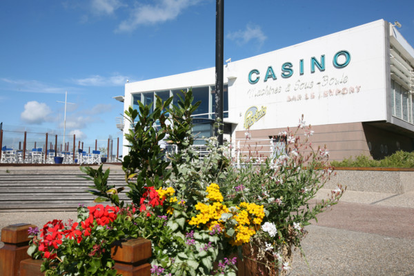 France, Haute Normandie, Seine Maritime, pays de Caux, Saint-Valery-en-Caux, plage, casino, massif de fleurs,