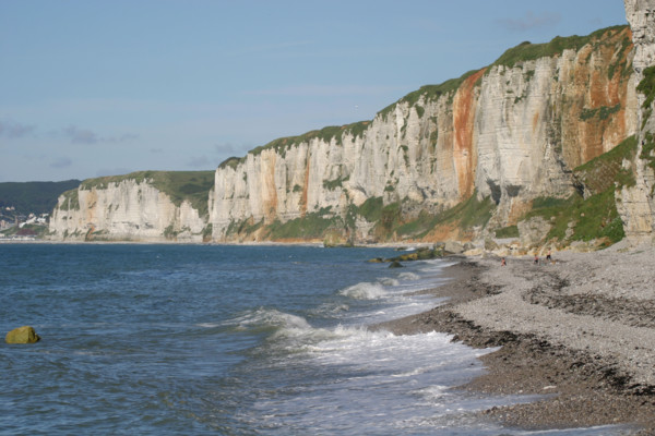 France, Haute Normandie, Seine Maritime, pays des hautes falaises, yport, la plage et les falaises amont, mer, vagues,