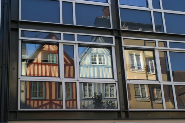 France, Haute Normandie, Seine Maritime, Rouen, rue Martainville, habitat traditionnel se refetant dans des vitres, maisons a pans de bois, colombages, fenetres, medieval, rue Martainville
deux epoque...