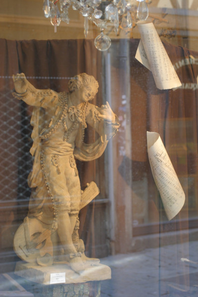 France, Haute Normandie, Seine Maritime, Rouen, rue damiette, boutique d'antiquaire, vitrine, statuette, maisons a pans de bois, colombage, medieval, habitat traditionnel,