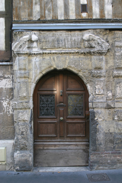 France, Haute Normandie, Seine Maritime, Rouen, rue de bourg l'abbe, detail habitat, maison, sculpture, porche, habitat traditionnel, ornement, decor, facade