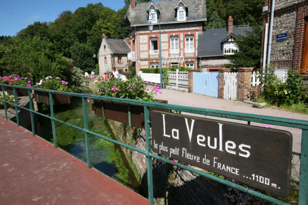 France, Haute Normandie, Seine Maritime, veules les roses, pays de Caux maritime, au fil de la veules, plus petit fleuve de france, pont, chemin des champs elysees