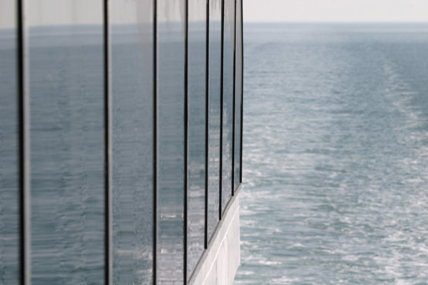 France, Haute Normandie, au large de la cote d'albatre, mer Manche, effet de reflet sur le ferry seven sisters de transmanche ferries,