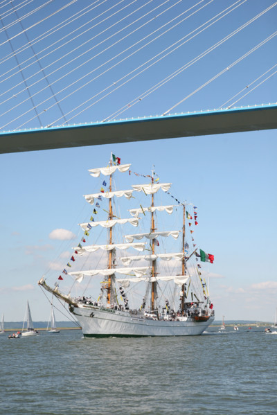 France, Haute Normandie, Seine maritime, vallee de la Seine, armada 2008, 14 juillet 2008, grande parade en Seine, pont de Normandie, grands voiliers, navire mexicain cuauhtemoc, marins dans la mature...