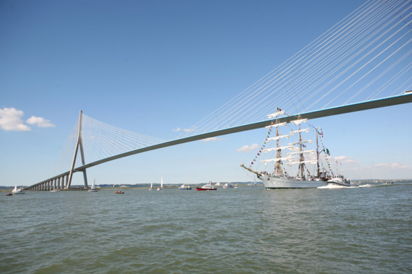 France, Haute Normandie, Seine maritime, vallee de la Seine, armada 2008, 14 juillet 2008, grande parade en Seine, pont de Normandie, grands voiliers, navire mexicain cuauhtemoc, marins dans la mature...