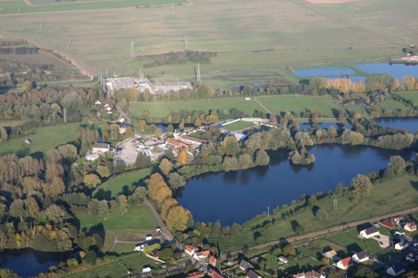 France, Haute Normandie, Seine Maritime, pays de la bresle maritime, vue aerienne, survol de la vallee de la bresle maritime, champs, agriculture, etangs, beauchamp - le lieu dieu