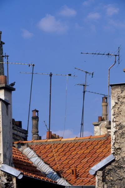 France, environnement, toits, tuiles, antennes de television, rateaux, reception, emissions, tv, pollution visuelle, parabole,