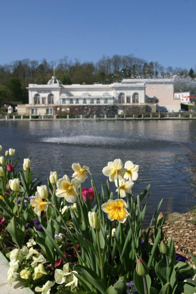 France, Basse Normandie, orne, bagnoles de l'orne, station thermale, ville d'eau, lac, jardin, jonquilles, casino,