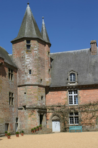 France, Basse Normandie, orne, chateau de carrouges, cour, donjour, tour, construction de briques,