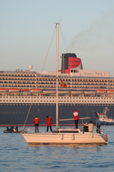 France, Basse Normandie, Manche, Cotentin, Cherbourg, rade, premiere escale francaise du paquebot Queen Mary II le 14 avril 2004, compagnie cunard, voilier, plaisanciers, bateau,