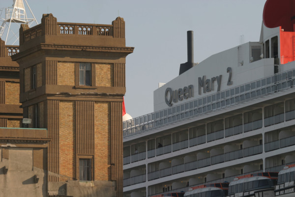France, Basse Normandie, Manche, Cotentin, Cherbourg, rade, premiere escale francaise du paquebot Queen Mary II le 14 avril 2004, compagnie cunard, navire a quai, gare transatlantique,