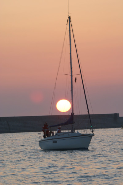 France, Basse Normandie, Manche, Cotentin, Cherbourg, navires de plaisance naviguant dans le rade, lever de soleil, navigation, loisir,