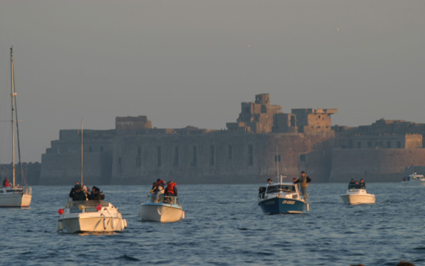 France, Basse Normandie, Manche, Cotentin, Cherbourg, navires de plaisance naviguant dans le rade, lever de soleil, navigation, loisir, voiliers, fort de l'ile pelee au fond,